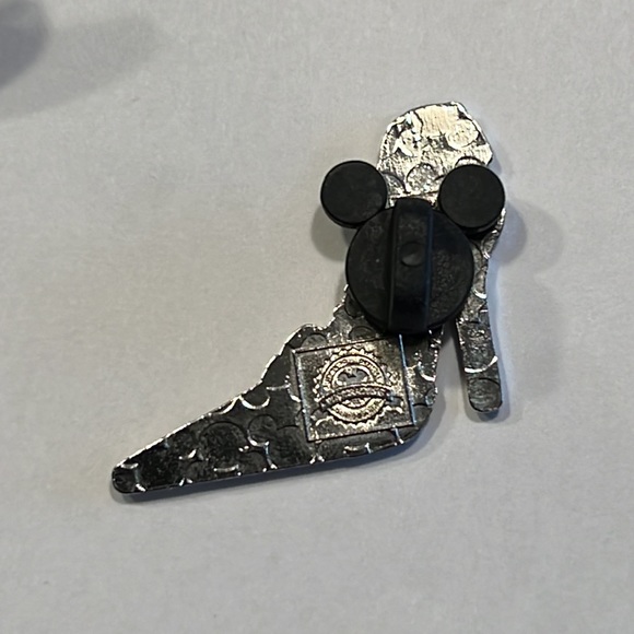 Disney villians shoe 👠 4 pins Crulla - Evil Queen -Rupunzel -Aiel 🐠 - Picture 4 of 4